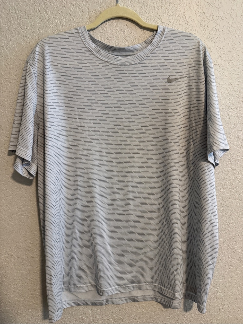 Nike Men’s Light Gray Short-Sleeve Performance Tee